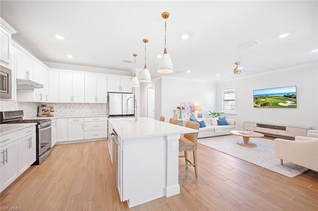 6825 Greenbriar CT