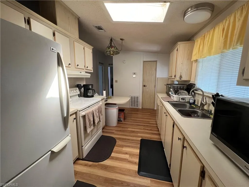 Naples, Florida 34104, United States, 2 Bedrooms Bedrooms, ,2 BathroomsBathrooms,Residential,Active,142680