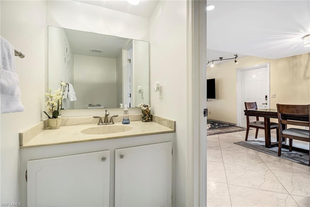 COUNTRY CLUB GARDENS - Residential Lease