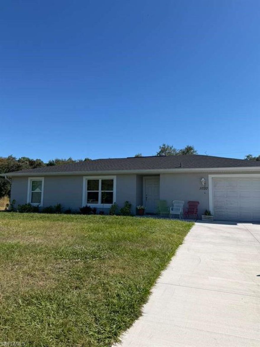 Beautiful move-in ready home located in LaBelle.
No HOA and no CDD tax.
Situated on a quiet cul-de-sac, this property offers a large backyard and a peaceful environment.
Great opportunity — motivated seller.