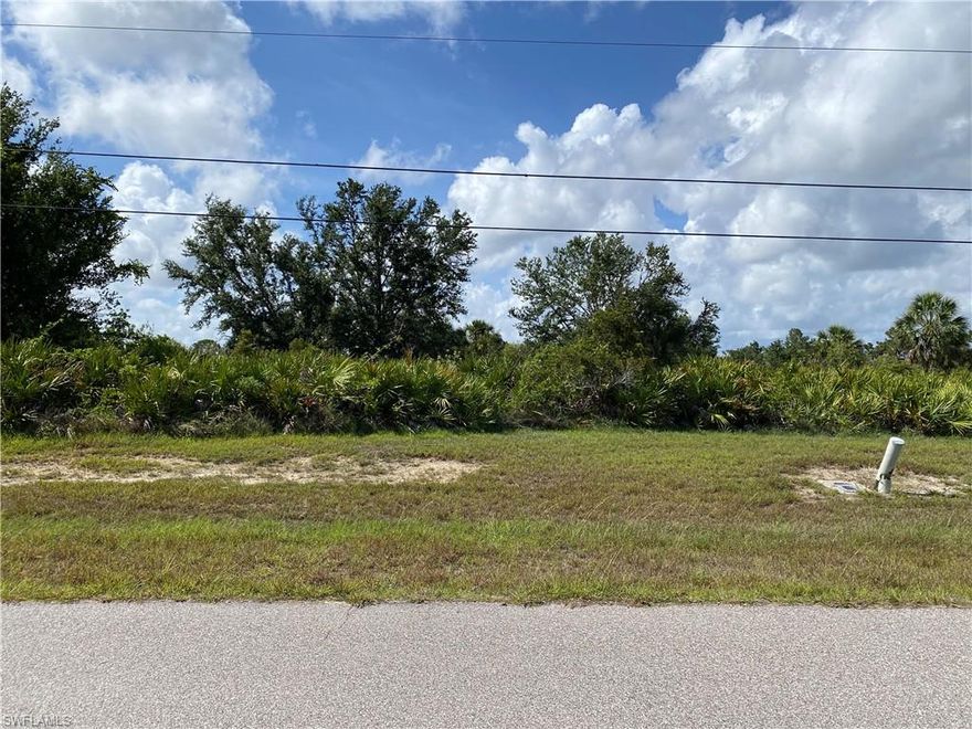 Great lot to build your next home! Be part of Rotonda Lakes! 13 miles to Englewood beaches.
Come and enjoy this nice booming neighborhood.