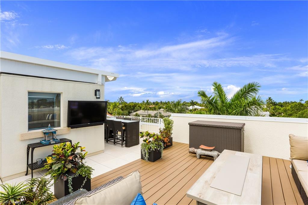 ROOFTOPS ON FOURTH - Residential
