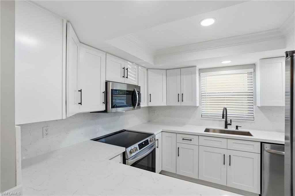 COUNTRY CLUB MANOR - Residential