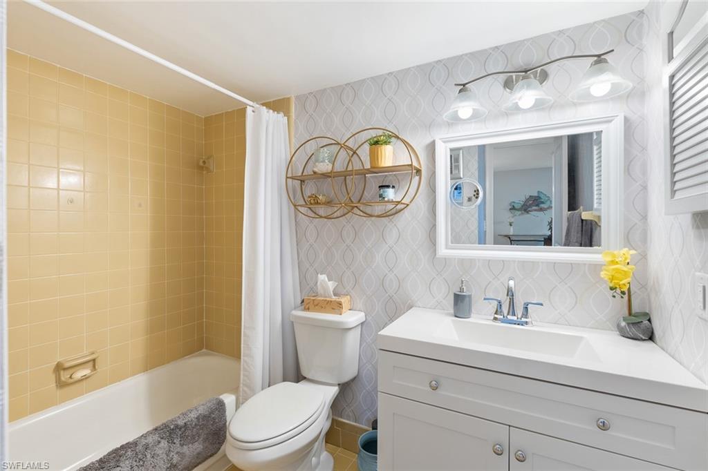 GLADES COUNTRY CLUB - Residential Lease