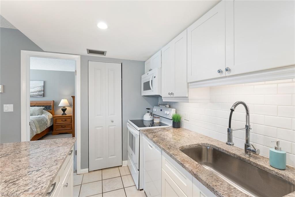 GLADES COUNTRY CLUB - Residential Lease