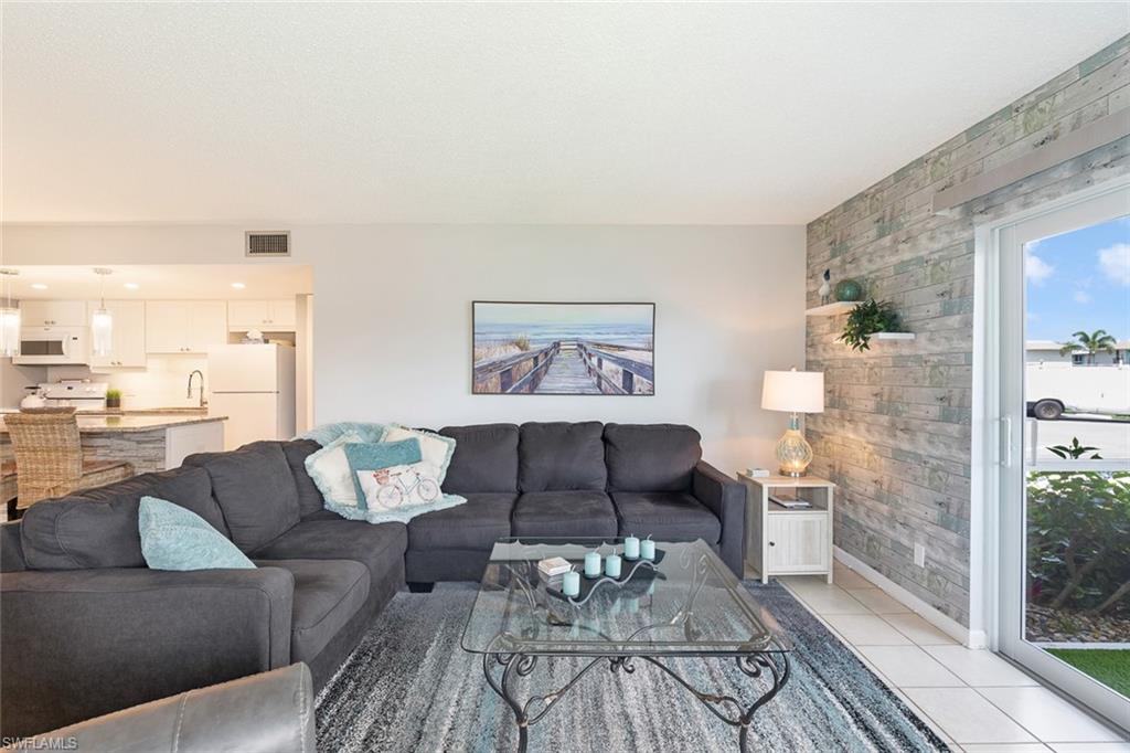 GLADES COUNTRY CLUB - Residential Lease