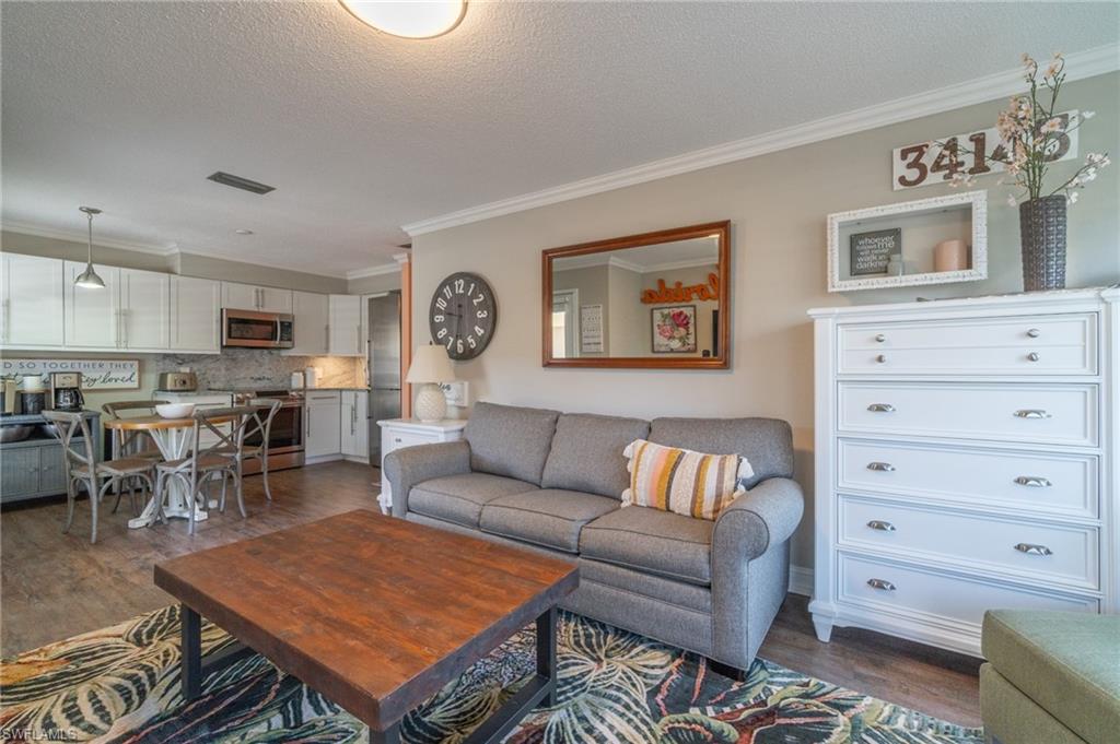 VILLE DE MARCO - Residential Lease