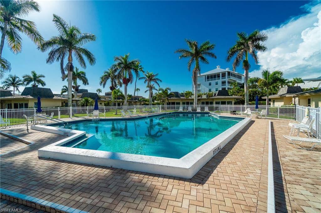 VILLE DE MARCO - Residential Lease