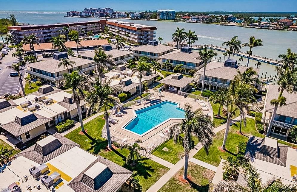 VILLE DE MARCO - Residential Lease