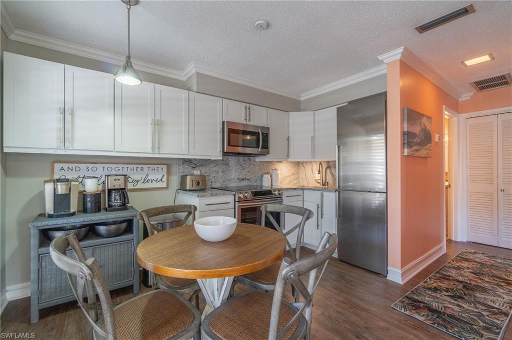 VILLE DE MARCO - Residential Lease