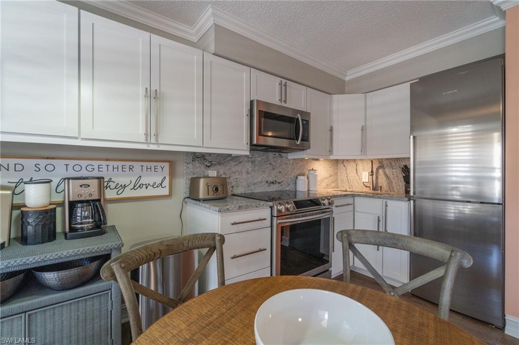 VILLE DE MARCO - Residential Lease