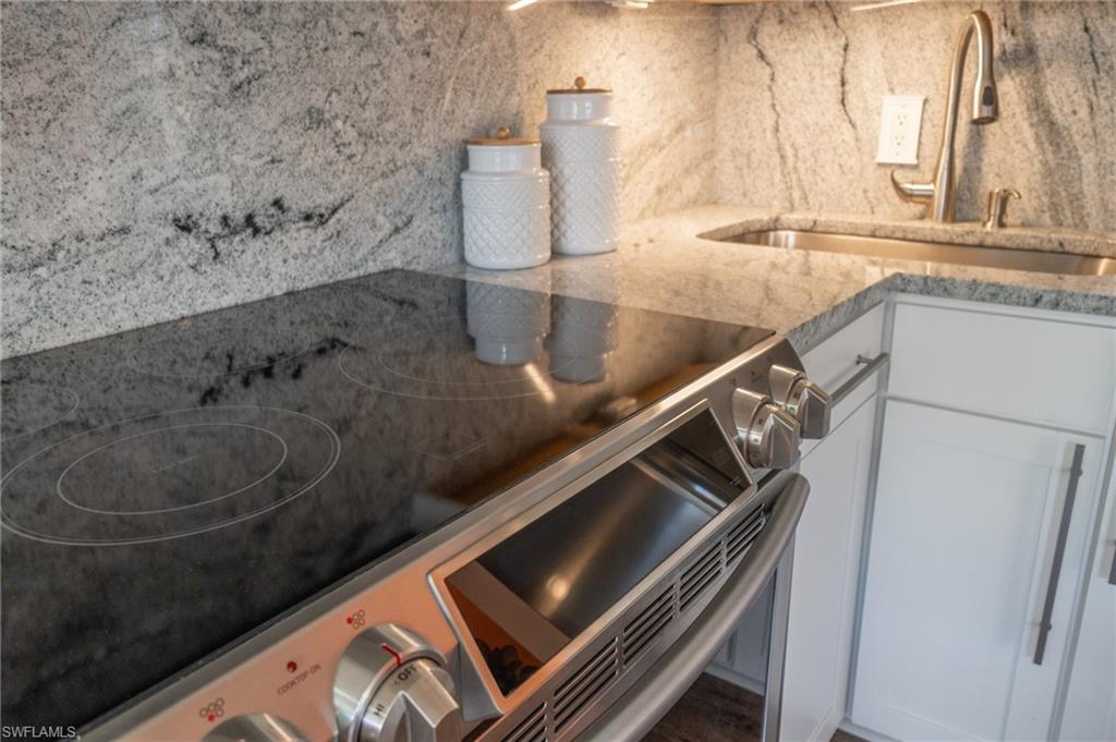 VILLE DE MARCO - Residential Lease