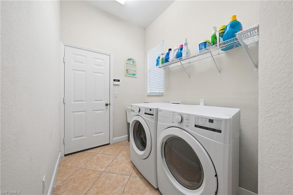 CARLTON LAKES - Residential