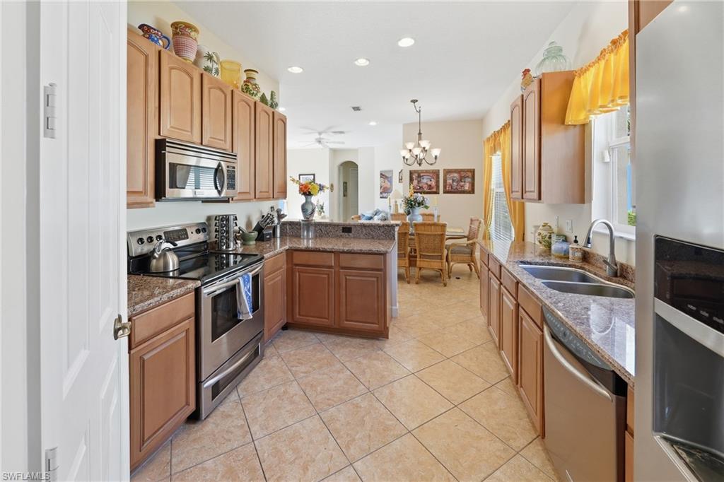 CARLTON LAKES - Residential