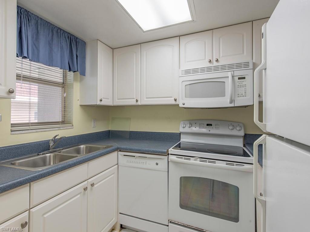 ISLAND MANOR APTS - Residential