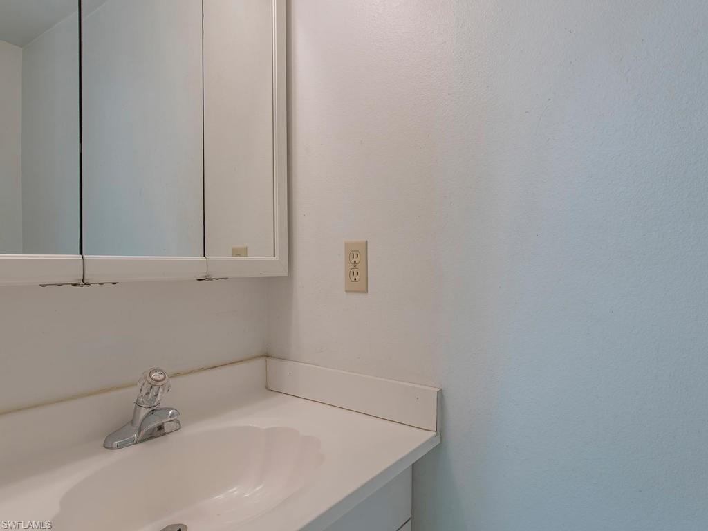 ISLAND MANOR APTS - Residential