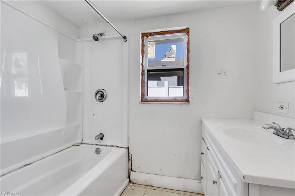 NAPLES MANOR - Residential