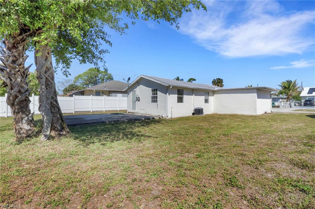 NAPLES MANOR - Residential