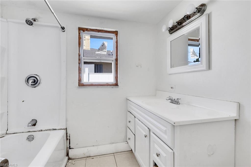 NAPLES MANOR - Residential