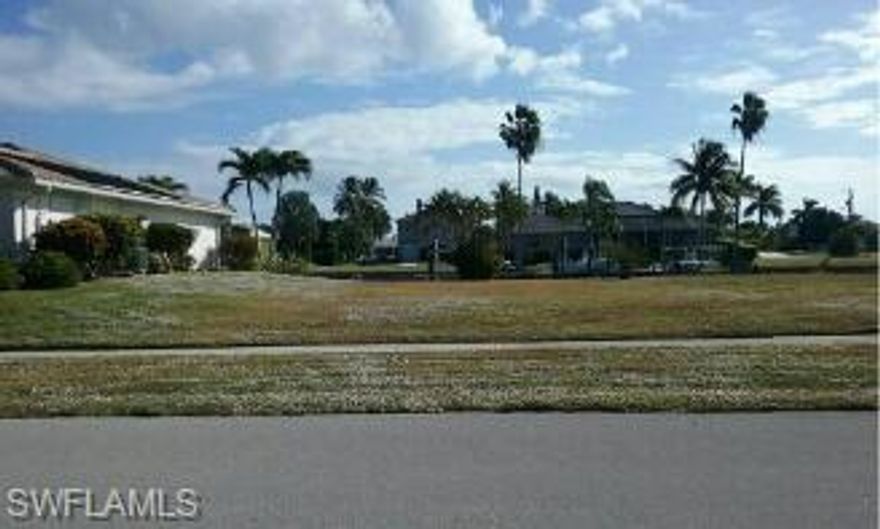 Motivated seller!! Great Western Exposure Lot. Sewer assessment is paid!! Lot has privacy wall at rear end of property. Extremely close to Mackle Park, Winterberry Park, Library and Museum. Seller wants to sell now. Possible water views with front porch or observation deck.