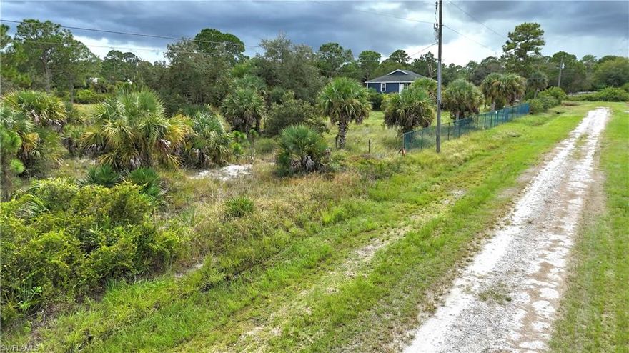 1.25 acres of land available!
A great location with plenty of space to build your dream home or place your manufactured home. Enjoy privacy, flexibility, and the freedom to design your ideal property. Perfect for anyone looking for a quiet setting with room to grow.