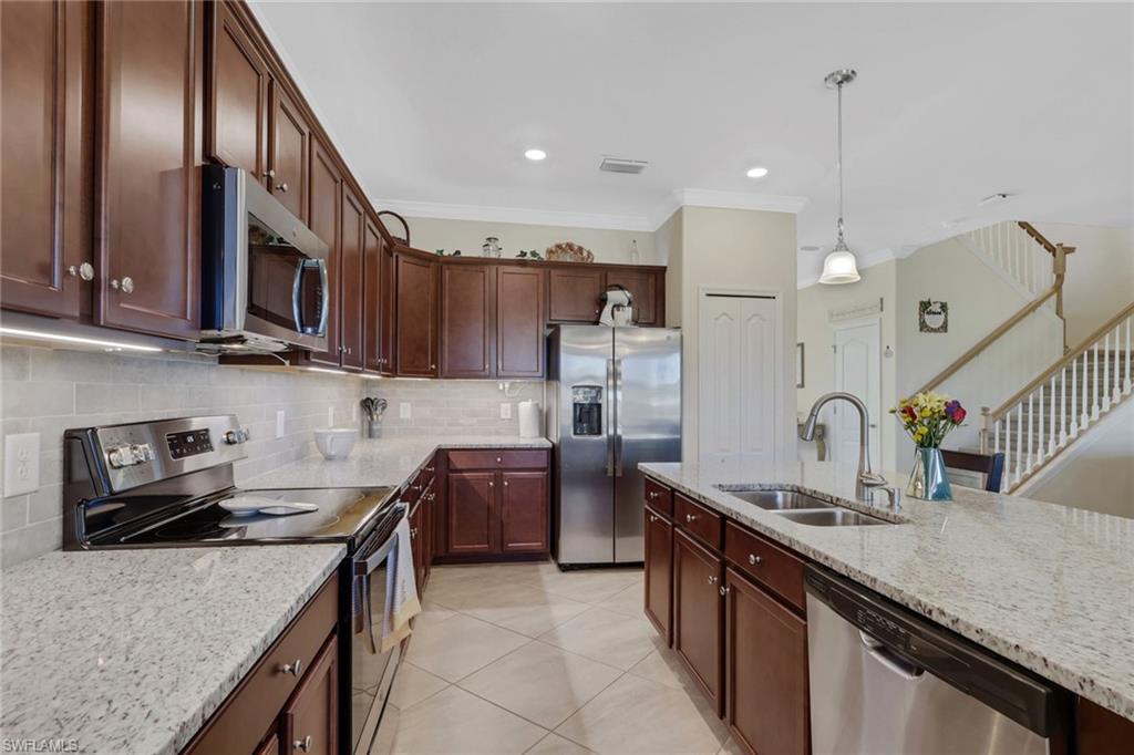 HAMPTON LAKES - Residential