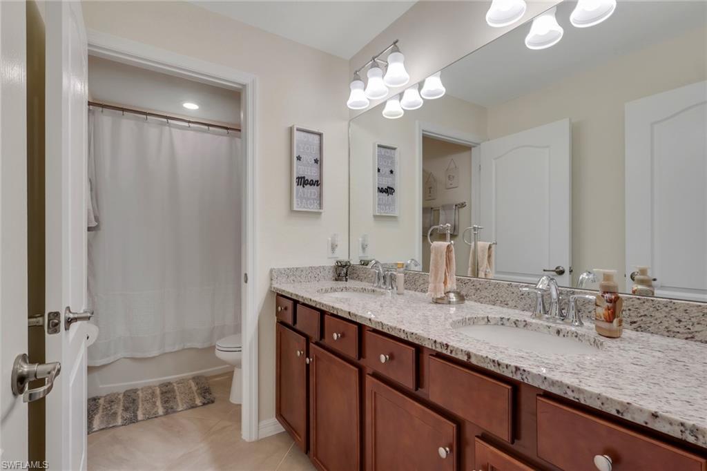 HAMPTON LAKES - Residential