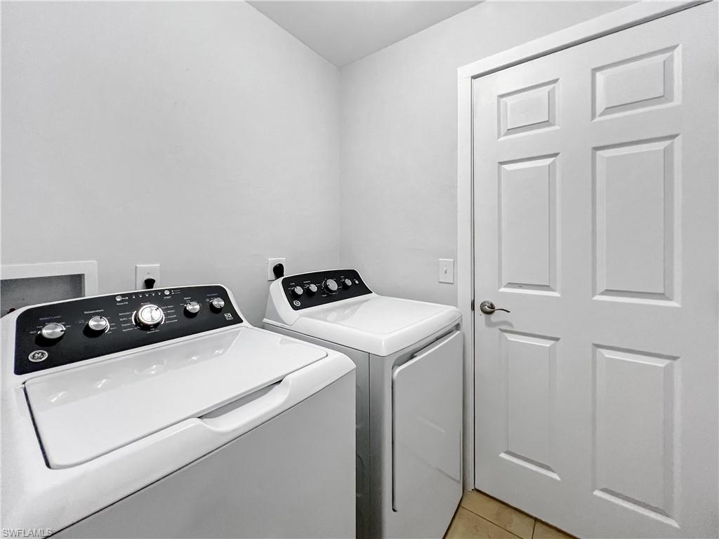 MIRROR LAKES - Residential Lease