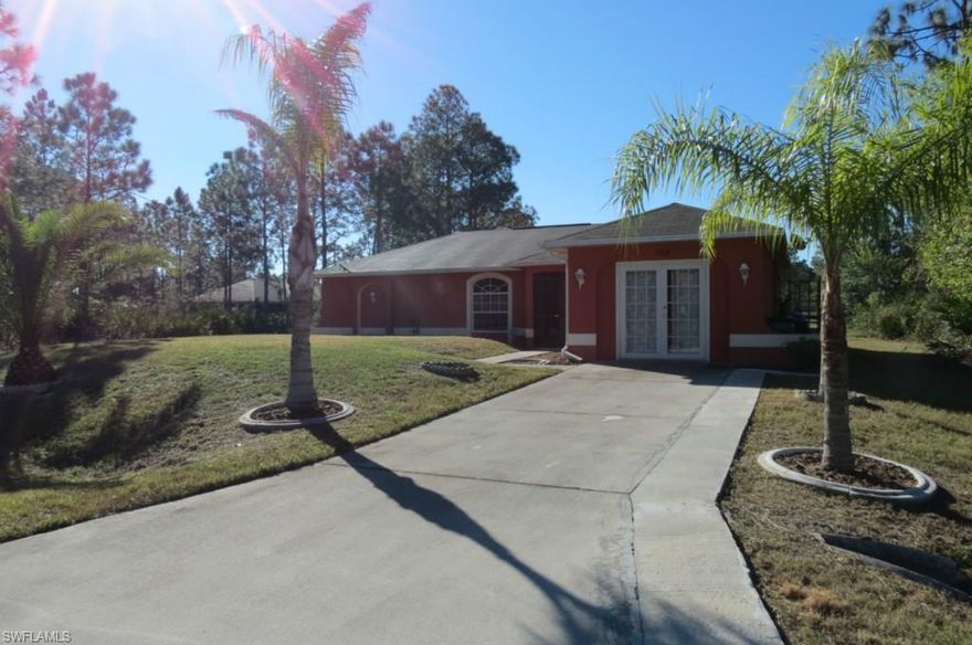 MOVE IN READY- GREAT PRICE AND CUTE AS CAN BE. PRIVATE 3/2 WITH 4TH BEDROOM IN GARAGE AREA. CAN BE CONVERTED BACK WITH GARAGE.  WELL KEPT AND READY TO GO. AT THIS PRICE, IT WON'T LAST LONG.