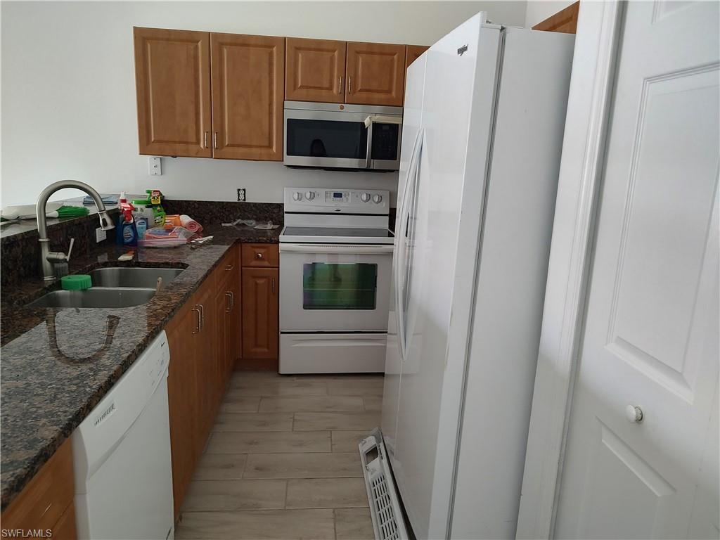 THE OAKS AT WHISKEY CREEK - Residential Lease