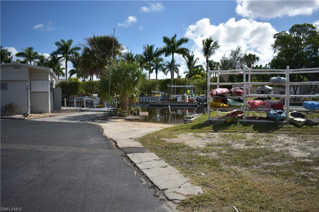 HOLIDAY MANOR - Land