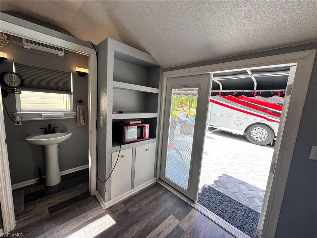 RIVERBEND MOTORCOACH RESORT - Land