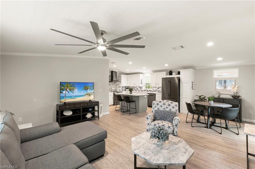 1366 Diamond Lake CIR