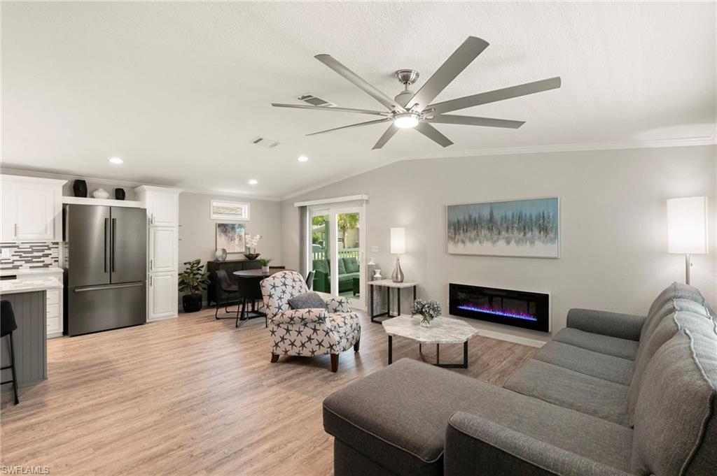 1366 Diamond Lake CIR