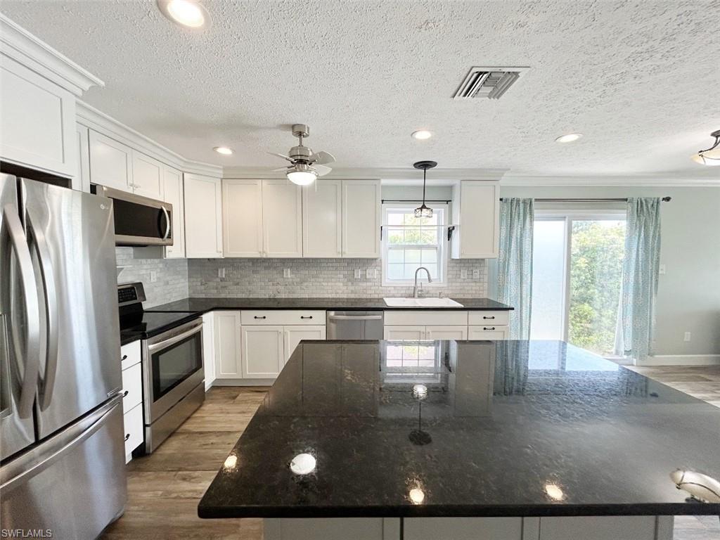 LEAWOOD LAKES - Residential