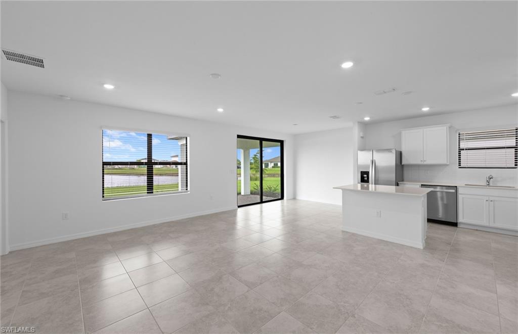 WHISPERING LAKES - Residential