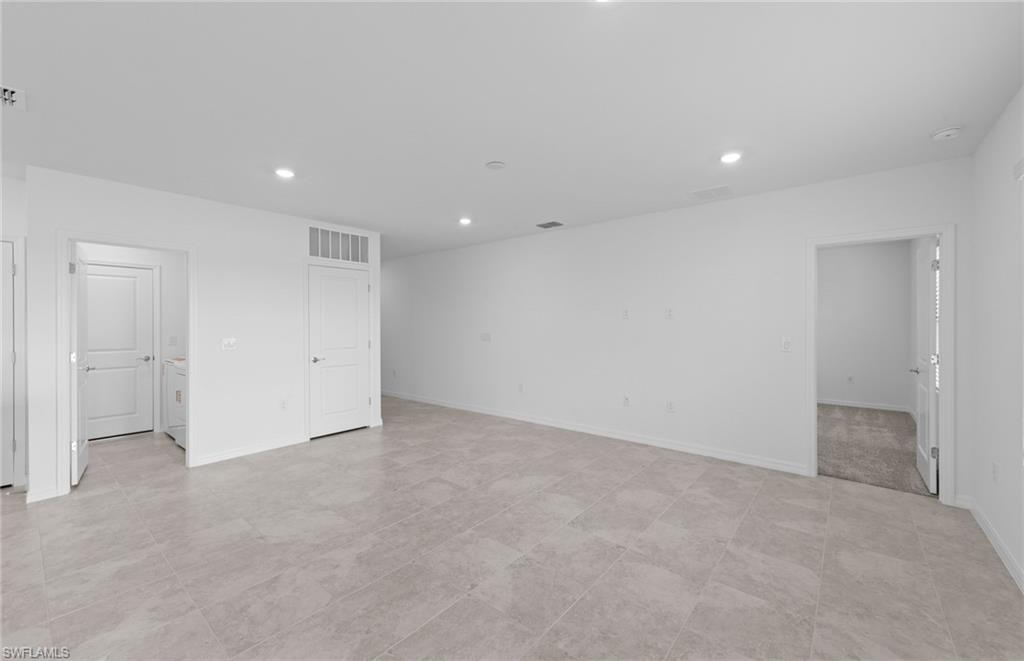 WHISPERING LAKES - Residential