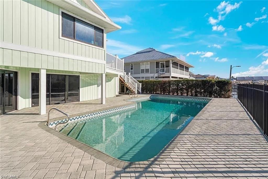 SIESTA ISLES - Residential