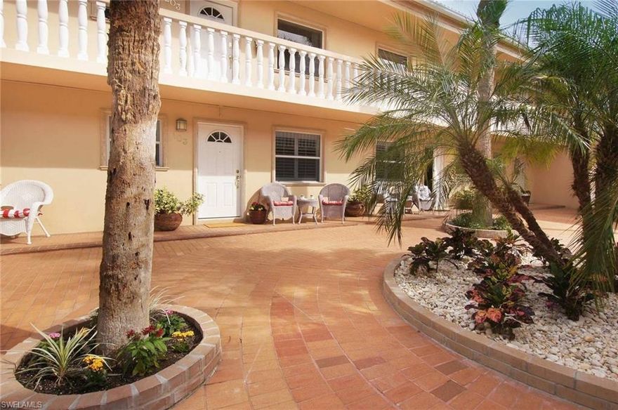 Just drop off your bags and you can be at Fifth Avenue South in five minutes. Relax in your Interior Designed unit with community pool, hot tub, and BBQ Grill.  Walk to Tin City, River Walk, Bay Front, Naples Square, and Cambier Park.  The beach is about nine blocks west.  There is a queen sleep sofa and washer dryer with ample parking. There are about 8 tennis courts and a basketball court in Cambier Park to the west along with a post office and City Hall.