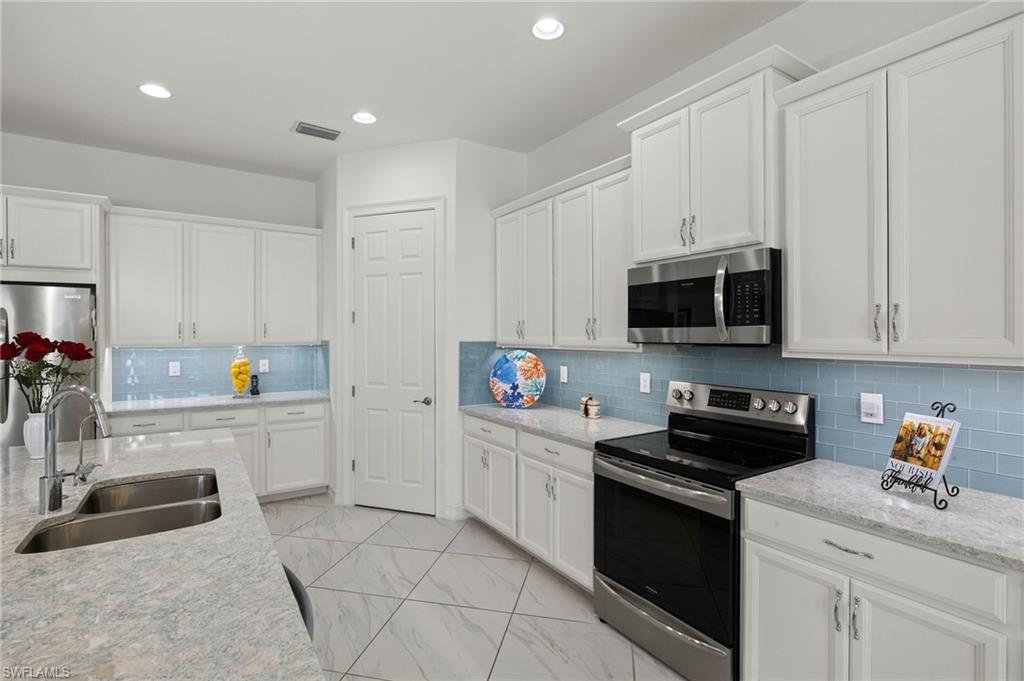 SAVANNAH LAKES - Residential