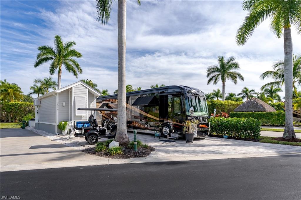 NAPLES MOTORCOACH RESORT - Land