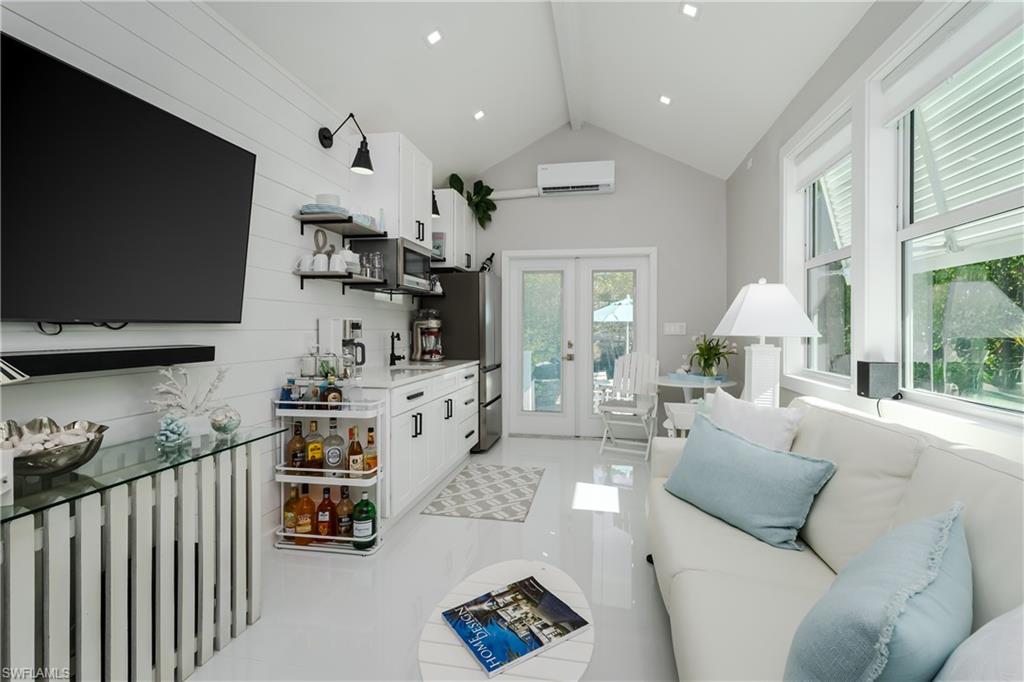 NAPLES MOTORCOACH RESORT - Land