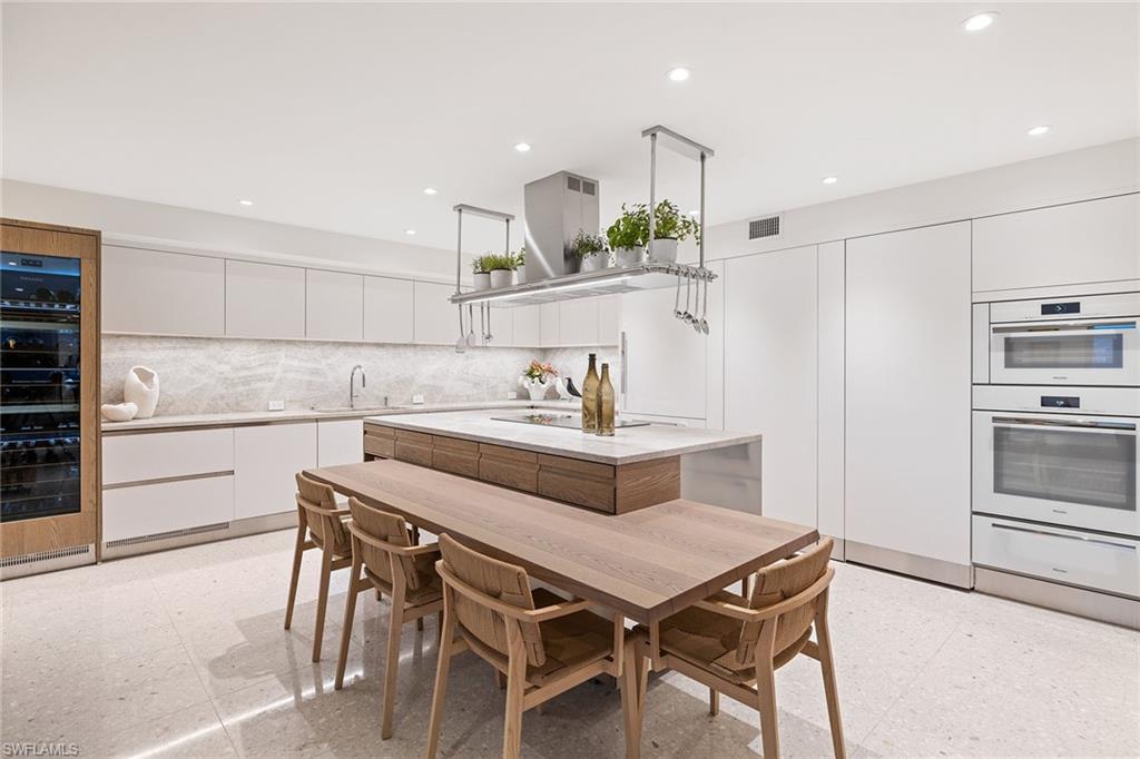 REGENCY TOWERS - Residential