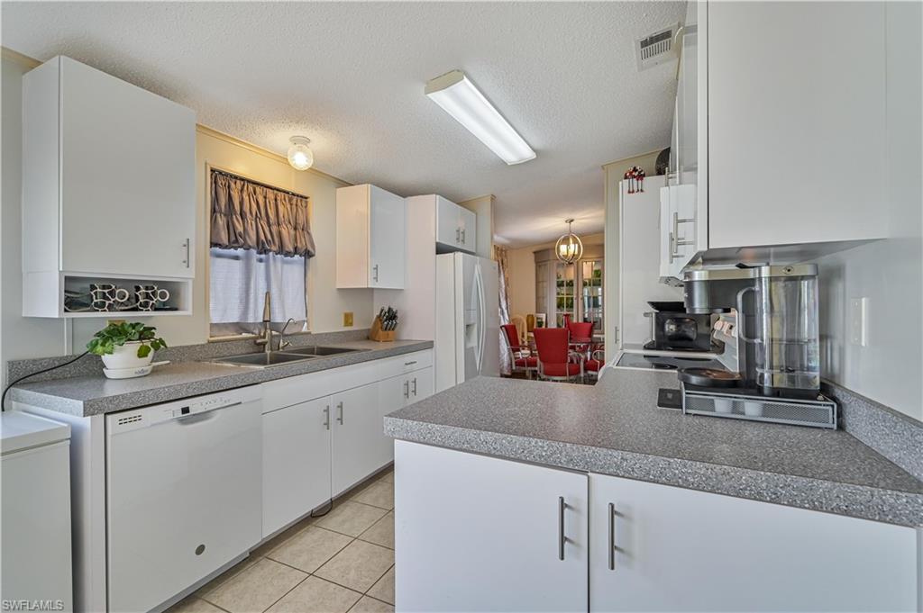 COUNTRY LAKES - Residential