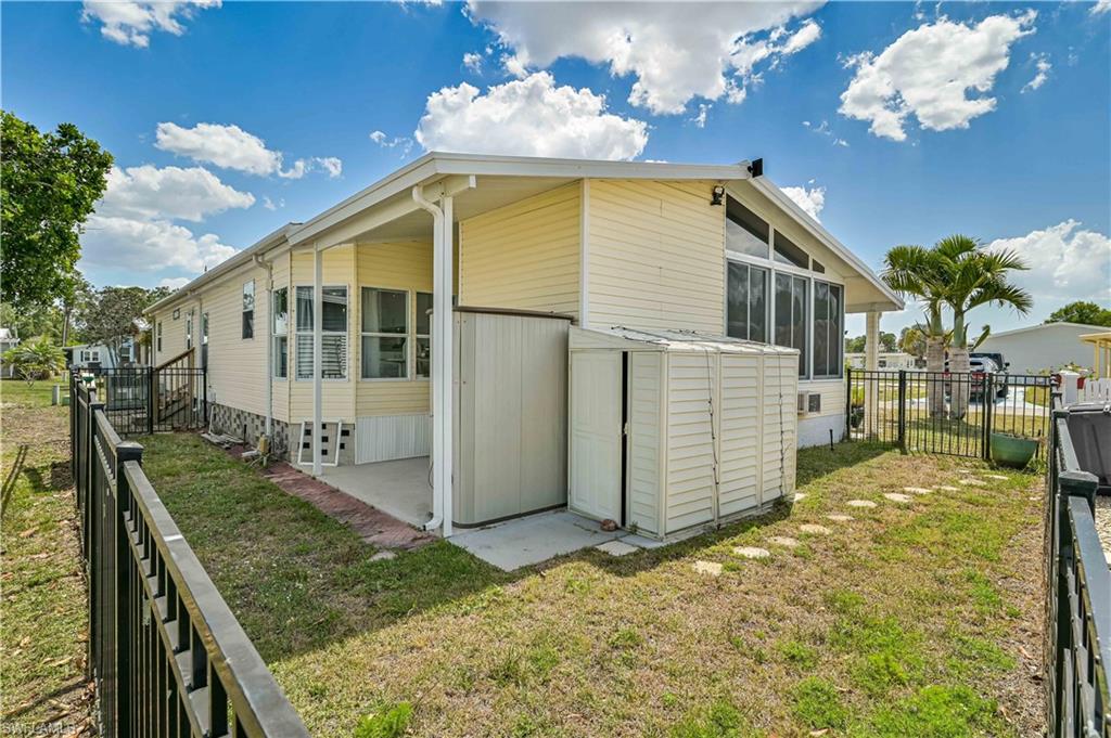 COUNTRY LAKES - Residential