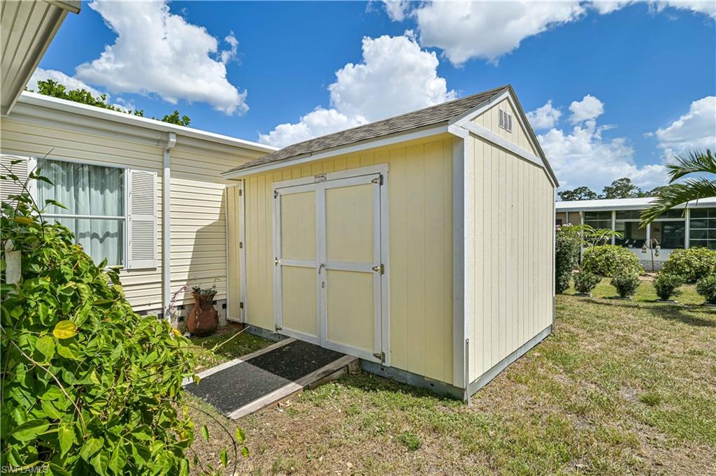 COUNTRY LAKES - Residential