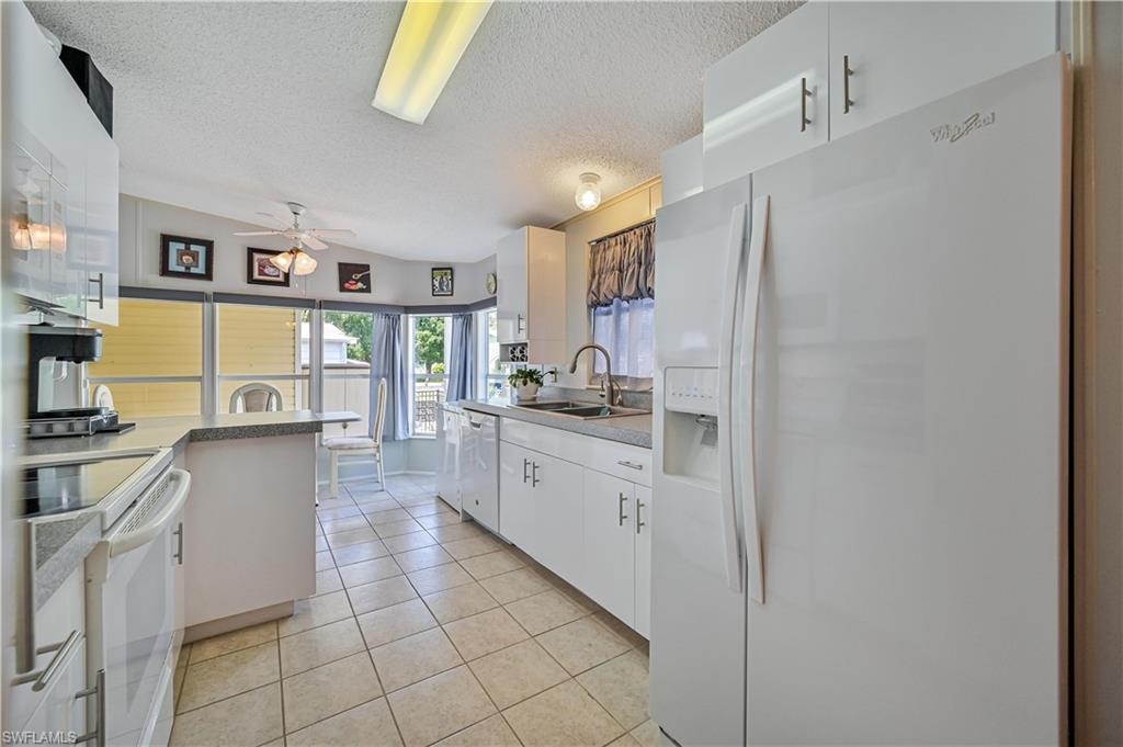 COUNTRY LAKES - Residential