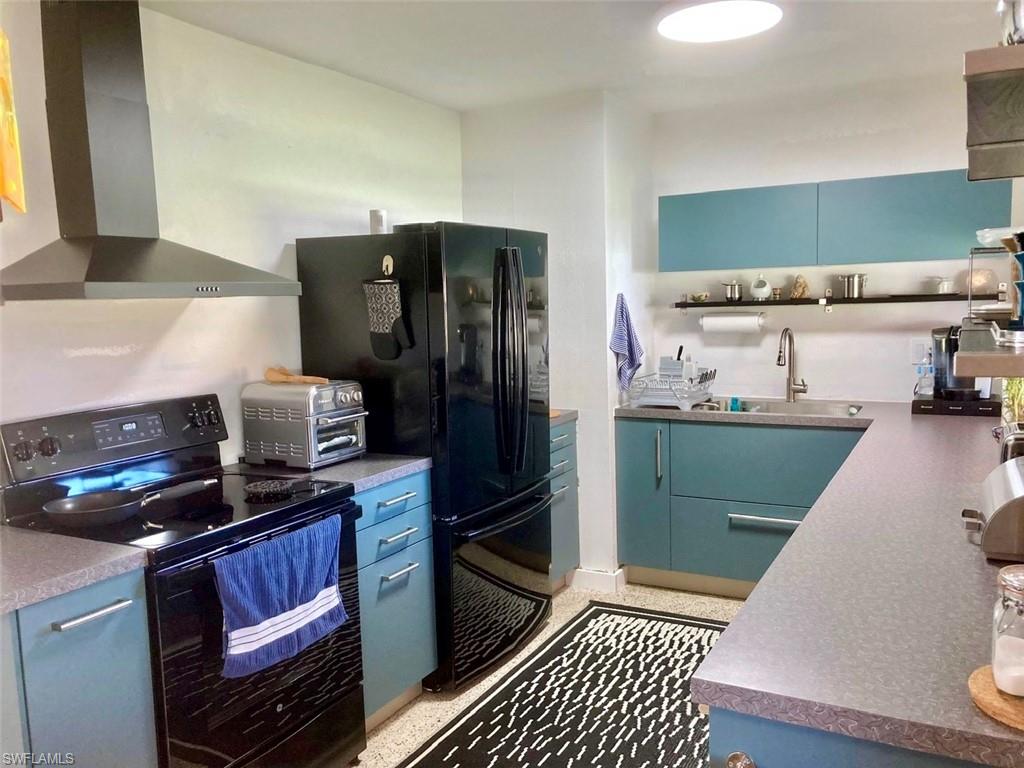 COLONIAL MANOR - Residential