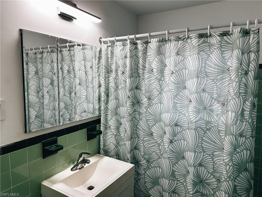 COLONIAL MANOR - Residential