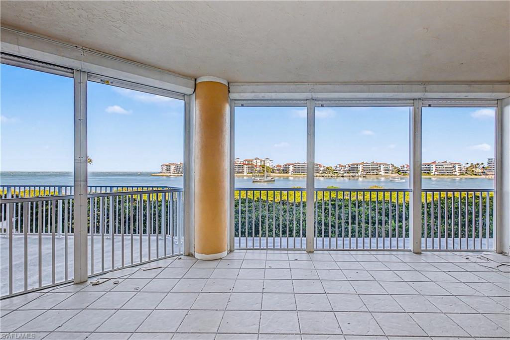 ROYAL MARCO POINT - Residential